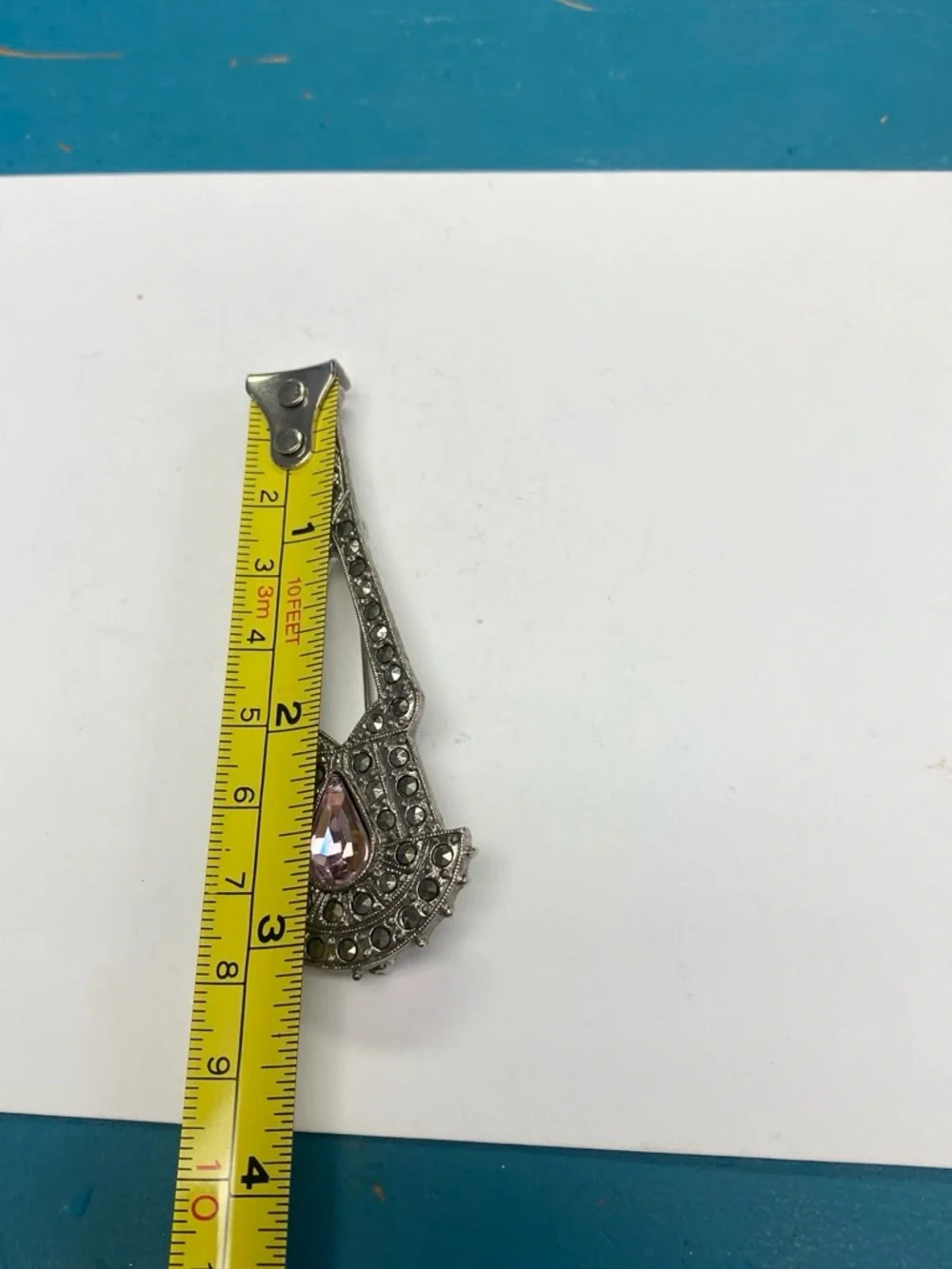 Vintage-Inspired Silver Tone Brooch with Pink Teardrop Crystal
